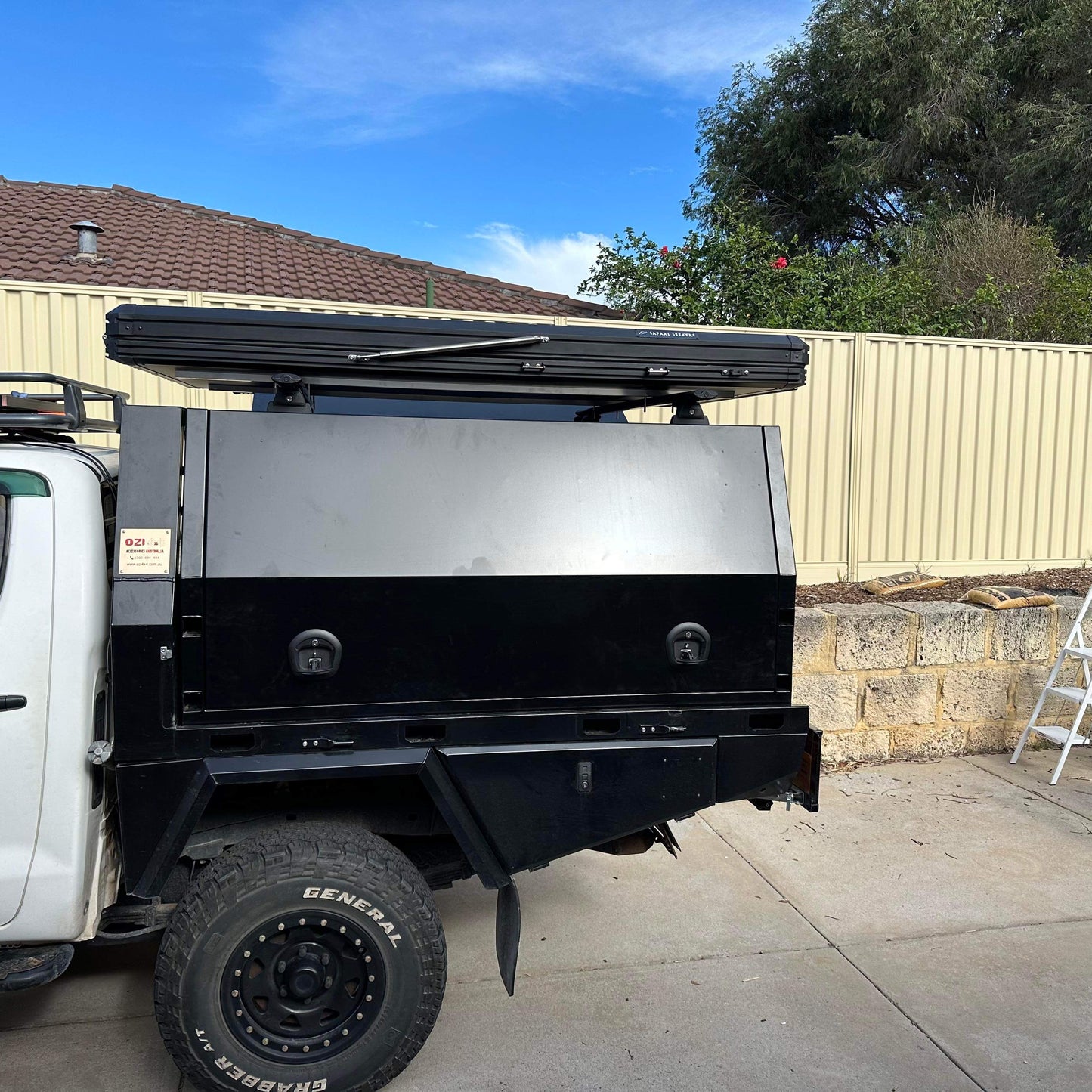 SAFARI SEEKERS ROOF TOP TENT: 'EXPEDITION SERIES'